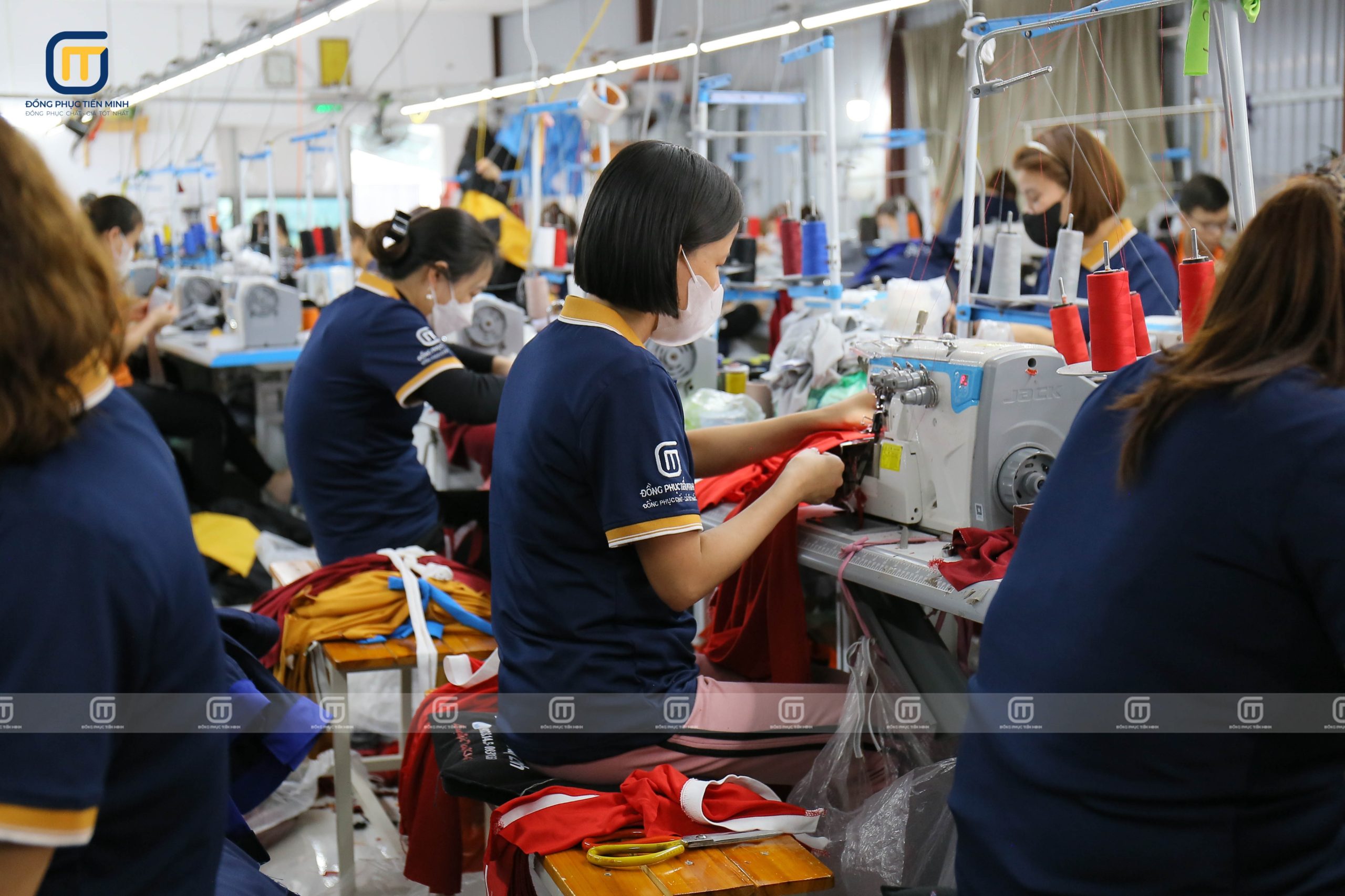 Hệ thống xưởng may hiện đại của Đồng phục Tiến Minh.