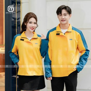 Đồng phục áo gió màu vàng bò và lông công