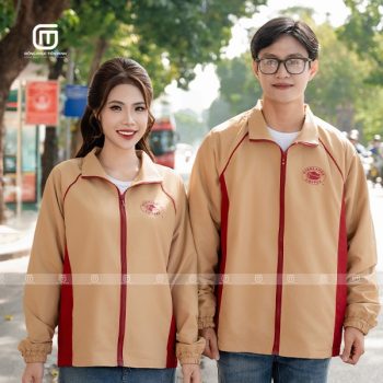 Đồng phục áo gió màu be và đỏ đô